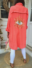 Charger l&#39;image dans la galerie, Chemise oversize eyes Corail / Blanc / Beige
