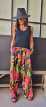 Charger l&#39;image dans la galerie, Pantalon satiné black flowers pink

