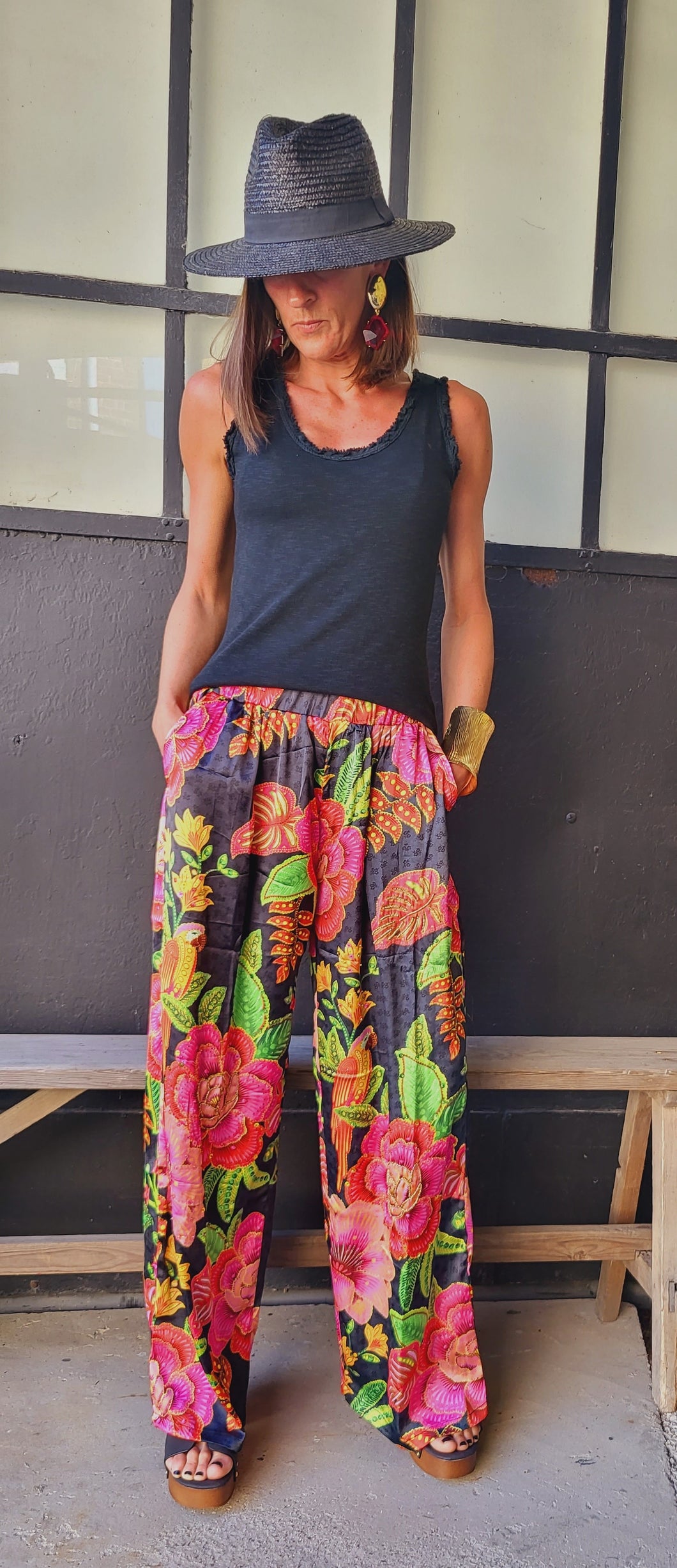 Pantalon satiné black flowers pink