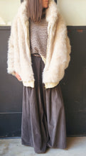 Charger l&#39;image dans la galerie, Blouson oversize capuche fourrure Beige / chocolat / Noir
