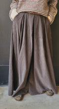 Charger l&#39;image dans la galerie, Pantalon large velours ceinturé chocolat / Noir / Vert anis / Beioge
