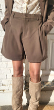 Charger l&#39;image dans la galerie, Bermuda tailleur moka
