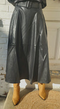 Charger l&#39;image dans la galerie, Jupe trapèze simili
