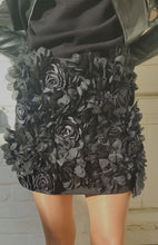 Charger l&#39;image dans la galerie, Jupe short courte flowers
