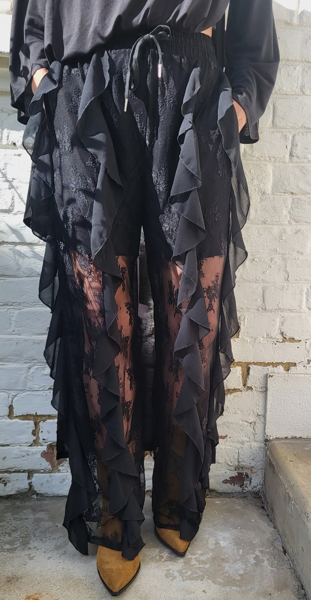 Pantalon dentelle volant noir
