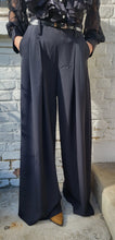 Charger l&#39;image dans la galerie, Pantalon fluide pinces noir
