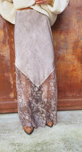 Charger l&#39;image dans la galerie, Jupe longue satin dentelle Taupe ou Noir
