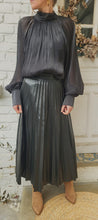 Charger l&#39;image dans la galerie, Jupe plissée simili
