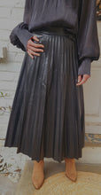 Charger l&#39;image dans la galerie, Jupe plissée simili
