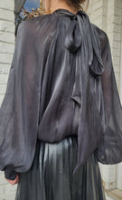 Charger l&#39;image dans la galerie, Blouse irisée noire
