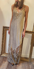 Charger l&#39;image dans la galerie, Robe longue dentelle taupe
