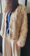 Charger l&#39;image dans la galerie, Gilet fausse fourrure beige

