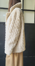 Charger l&#39;image dans la galerie, Veste cocooning beige
