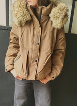 Charger l&#39;image dans la galerie, Parka courte capuche fausse fourrure
