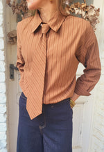 Charger l&#39;image dans la galerie, Chemise cravate camel

