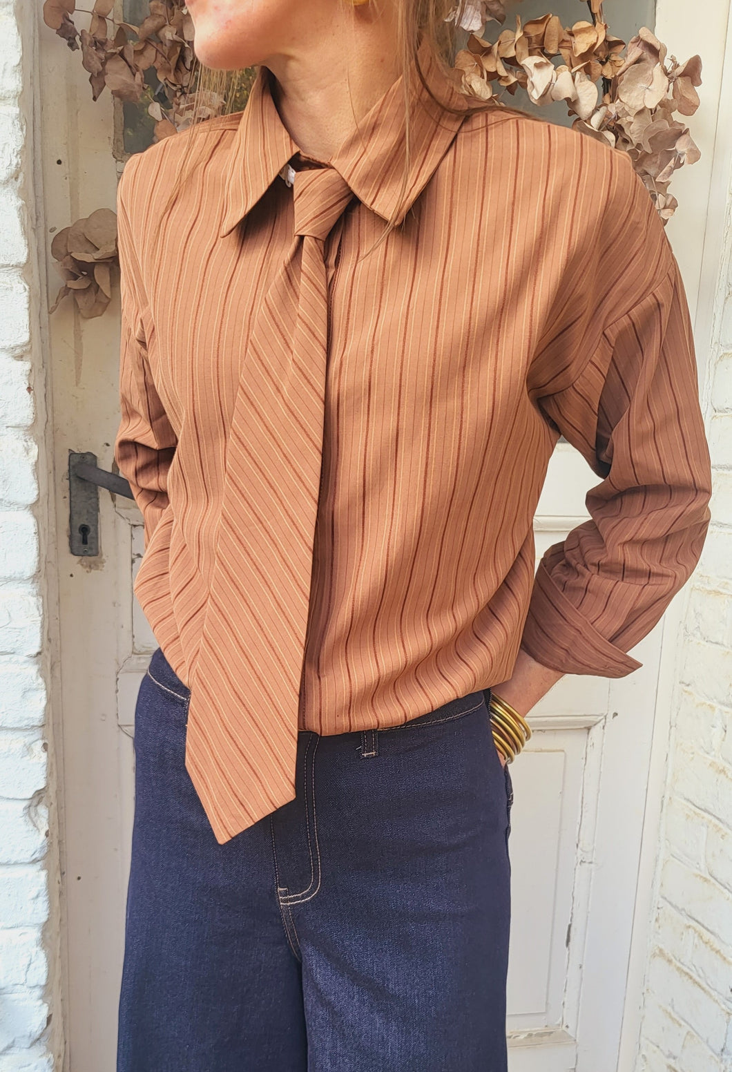 Chemise cravate camel