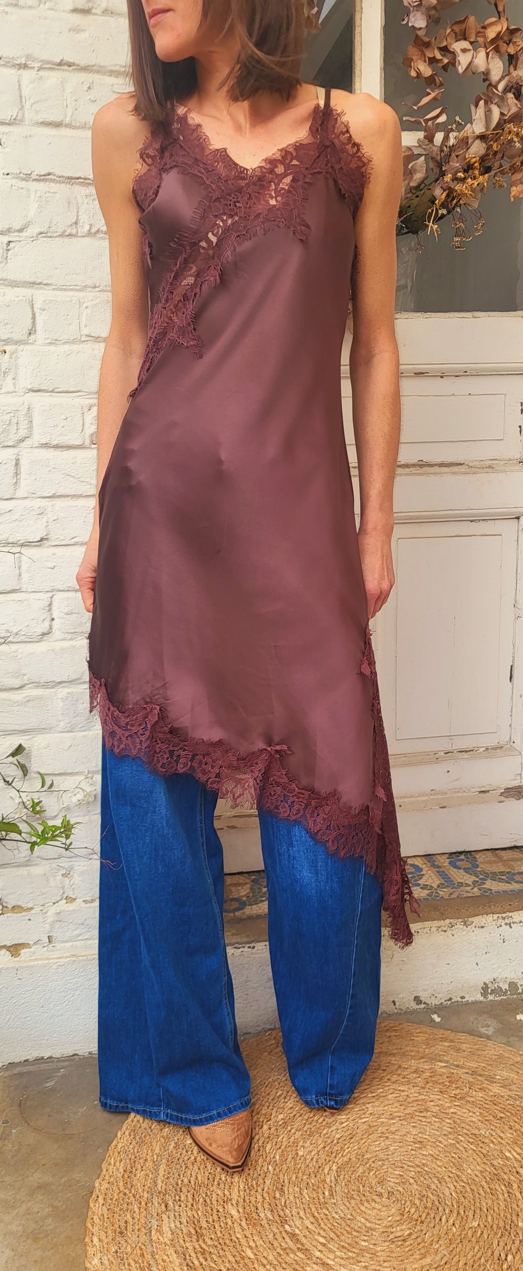 Robe courte satinée dentelle chocolat