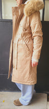 Charger l&#39;image dans la galerie, Parka fourrée beige
