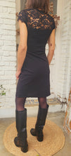 Charger l'image dans la galerie, Robe courte noire drapée dentelle

