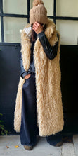 Charger l'image dans la galerie, Veste longue poils frisés Noire
