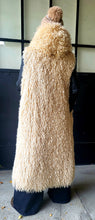 Charger l'image dans la galerie, Veste longue poils frisés Noire
