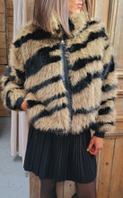 Charger l&#39;image dans la galerie, Blouson zébré choco noir fausse fourrure
