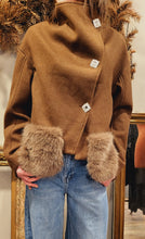 Charger l'image dans la galerie, Veste poches fourrure Beige / Chocolat / Noir
