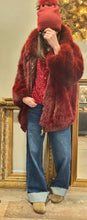 Charger l'image dans la galerie, Blouson oversize capuche fourrure Bordeaux / chocolat / Noir
