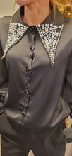 Charger l'image dans la galerie, Chemise satinée col perles

