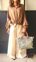 Charger l'image dans la galerie, Chemise taupe manche froufrou
