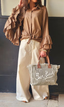 Charger l'image dans la galerie, Chemise taupe manche froufrou

