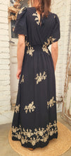 Charger l'image dans la galerie, Robe broderie dorée Noire ou beige
