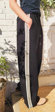 Charger l'image dans la galerie, Pantalon jogg noir bande écru
