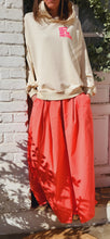 Charger l'image dans la galerie, Sweat capuche beige rose fluo
