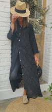 Charger l'image dans la galerie, Robe chemise broderie anglaise noire
