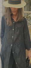 Charger l'image dans la galerie, Robe chemise broderie anglaise noire
