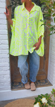 Charger l'image dans la galerie, Chemise oversize jaune fluo
