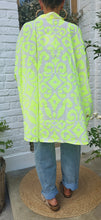 Charger l'image dans la galerie, Chemise oversize jaune fluo
