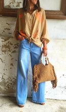 Charger l'image dans la galerie, Chemise broderies fluo camel
