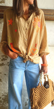 Charger l'image dans la galerie, Chemise broderies fluo camel
