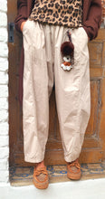 Charger l'image dans la galerie, Pantalon porte clés beige
