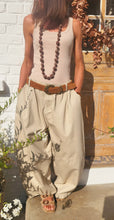 Charger l'image dans la galerie, Pantalon ballon oversize beige
