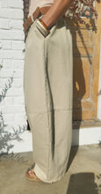 Charger l'image dans la galerie, Pantalon ballon oversize beige
