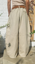 Charger l'image dans la galerie, Pantalon ballon oversize beige
