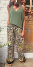 Charger l'image dans la galerie, Pantalon imprimé arabesque kaki
