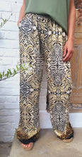 Charger l'image dans la galerie, Pantalon imprimé arabesque kaki
