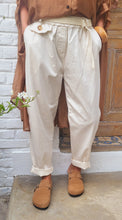Charger l'image dans la galerie, Pantalon ceinturé beige ou rouge
