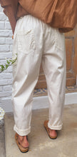 Charger l'image dans la galerie, Pantalon ceinturé beige ou rouge

