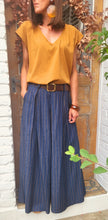 Charger l'image dans la galerie, Pantalon large marine rayé camel
