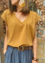 Charger l'image dans la galerie, Tee shirt loose V camel
